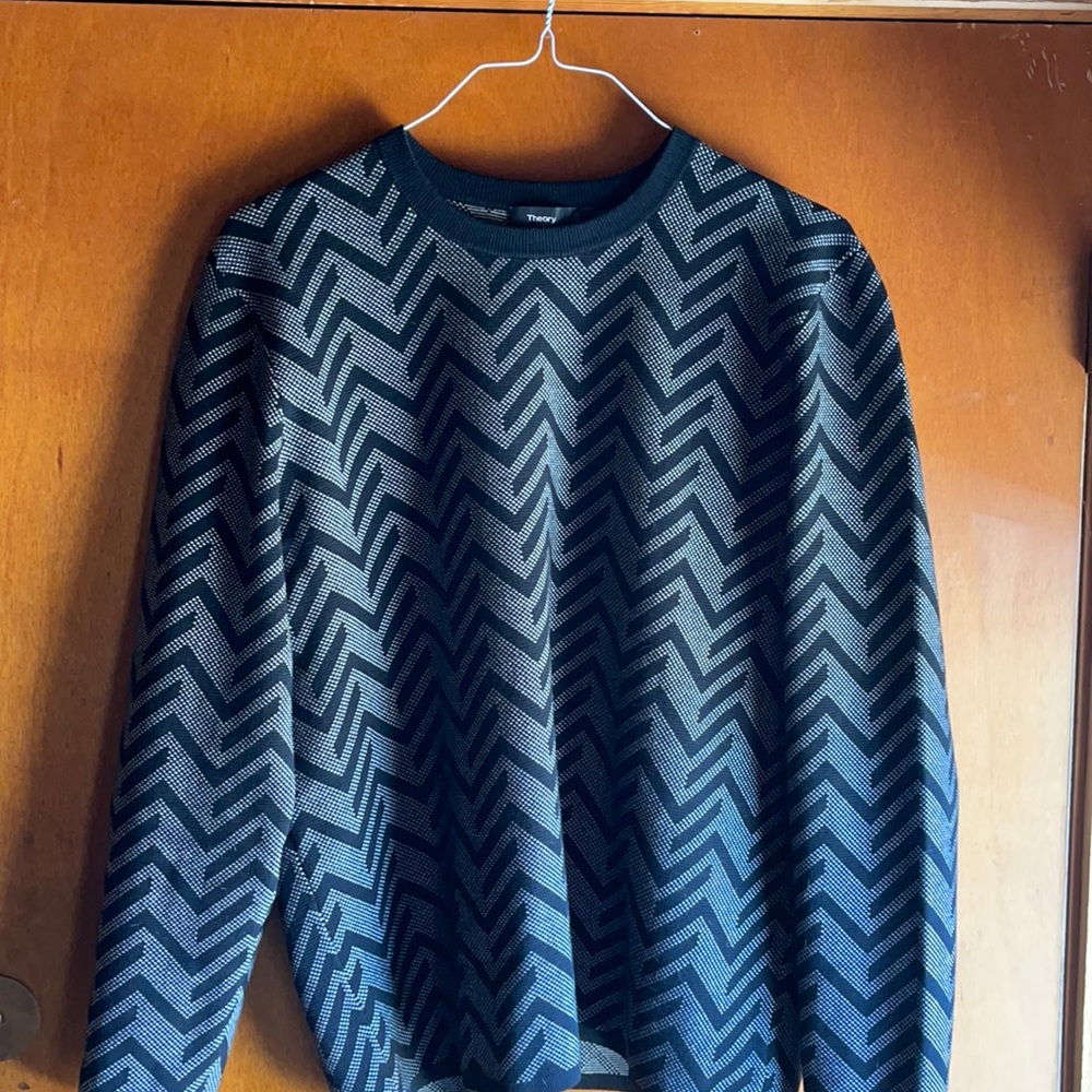 Very trendy Theory sweater with sewn pattern